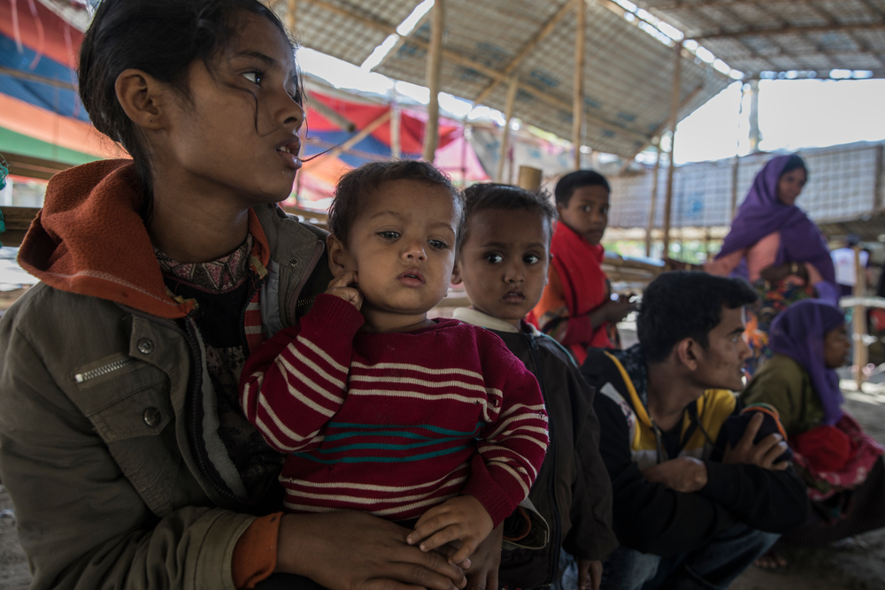 "Os refugiados rohingyas continuam chegando a Bangladesh" "Os refugiados rohingyas continuam chegando a Bangladesh"
