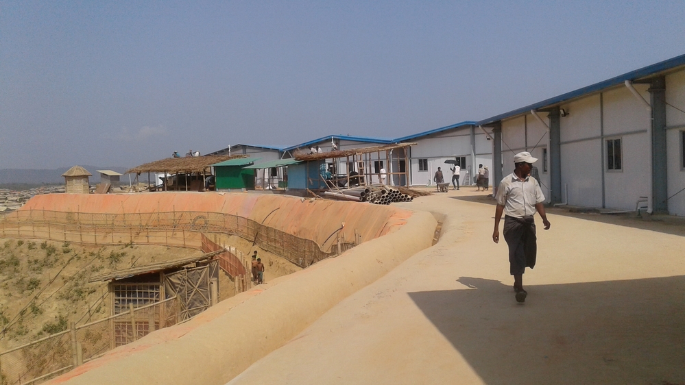 MSF abre hospital em acampamento que oferece abrigo a rohingyas MSF abre hospital em acampamento que oferece abrigo a rohingyas