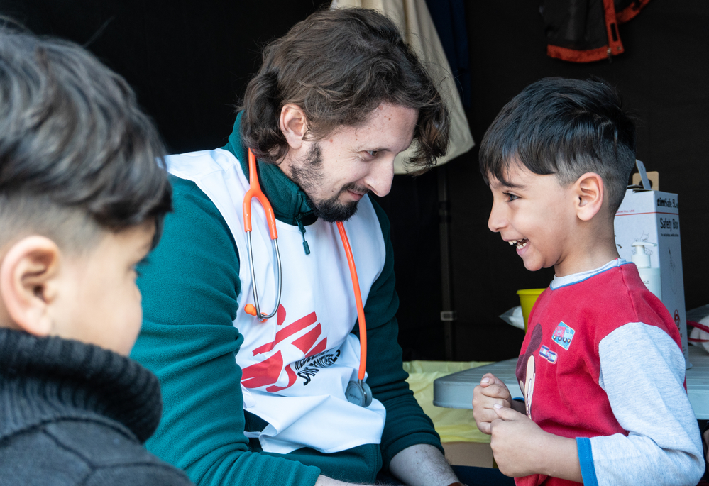 Grécia: MSF vacina pequenos refugiados contra pneumonia por 9 dólares por criança Grécia: MSF vacina pequenos refugiados contra pneumonia por 9 dólares por criança