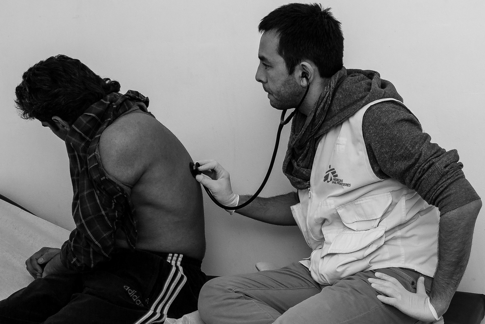 Médico atende paciente em projeto realizado em 2013 por MSF na Grécia. Grécia: em Atenas, sobreviventes de tortura recebem cuidado especializado