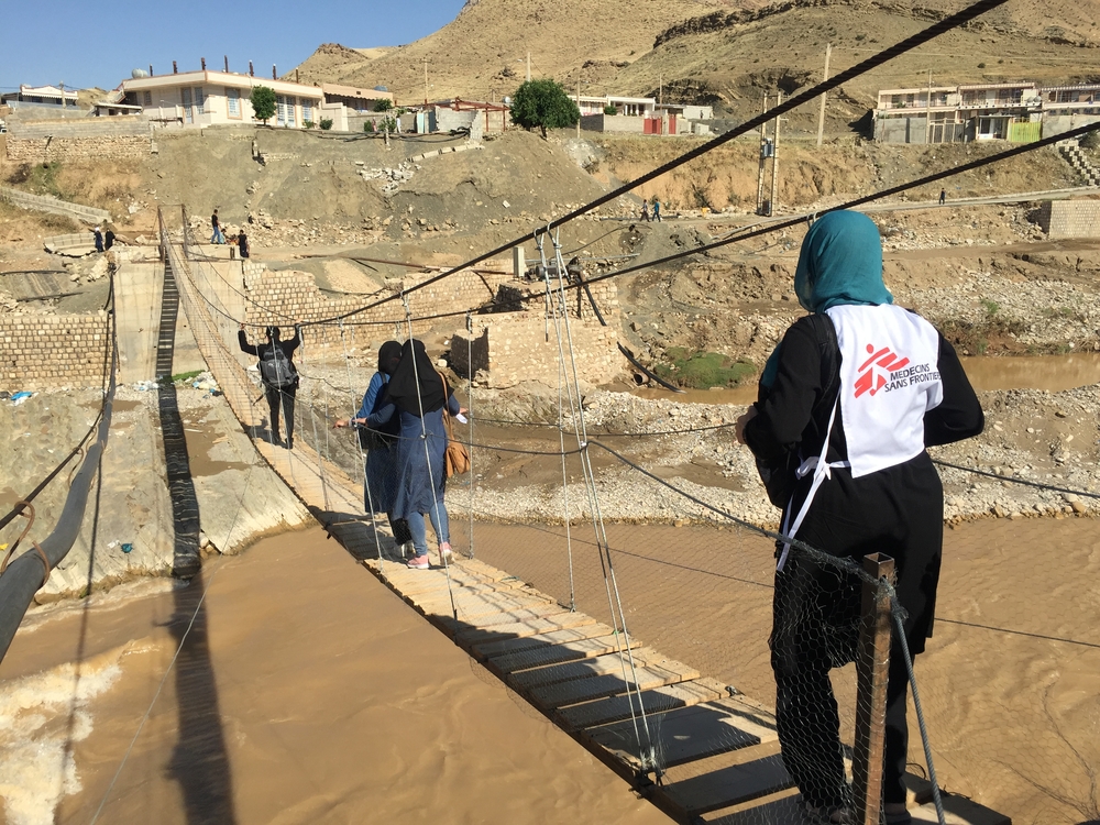 Oferecendo cuidados de saúde a pessoas vulneráveis em Lorestan após enchentes no Irã Oferecendo cuidados de saúde a pessoas vulneráveis em Lorestan após enchentes no Irã