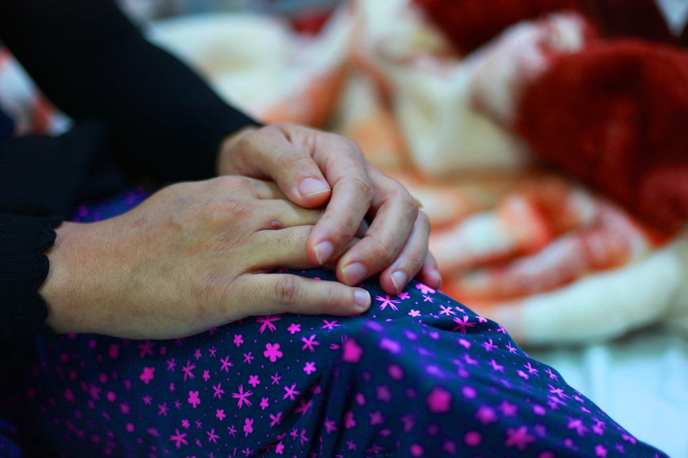Mãos de Fátima, paciente de MSF em Ramtha Jordânia, Ramtha: necessidades contínuas e resiliência