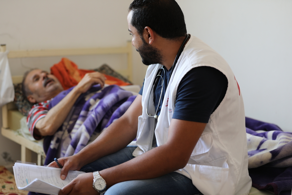 Samir, enfermeiro de MSF, com o paciente Aziz. Jordânia: tratando pacientes em casa em Irbid