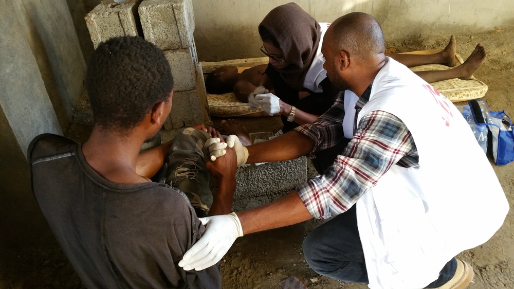 Profissionais de MSF realizam atendimento em centro de detenção na Líbia. Líbia: oferecendo assistência a migrantes e refugiados