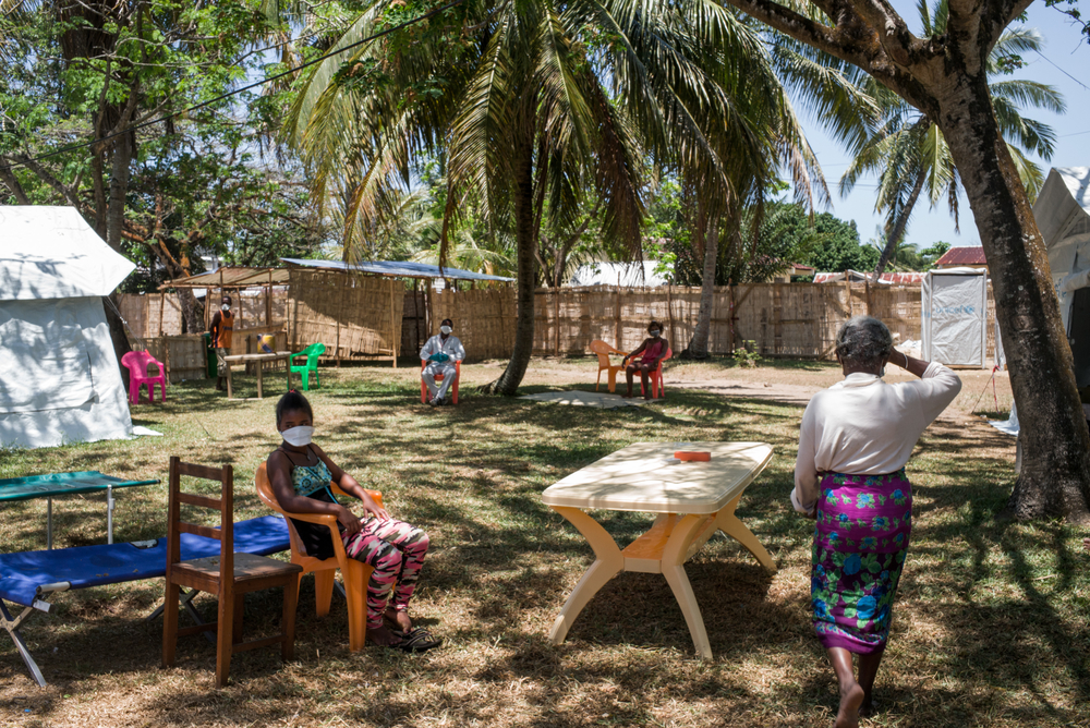 Paciente infectada com a peste pneumônica recebe tratamento no centro de triagem e tratamento para peste em Toamasina, em Madagascar (Foto: Rijasolo/Riva Press) Paciente infectada com a peste pneumônica recebe tratamento no centro de triagem e tratamento para peste em Toamasina, em Madagascar (Foto: Rijasolo/Riva Press)