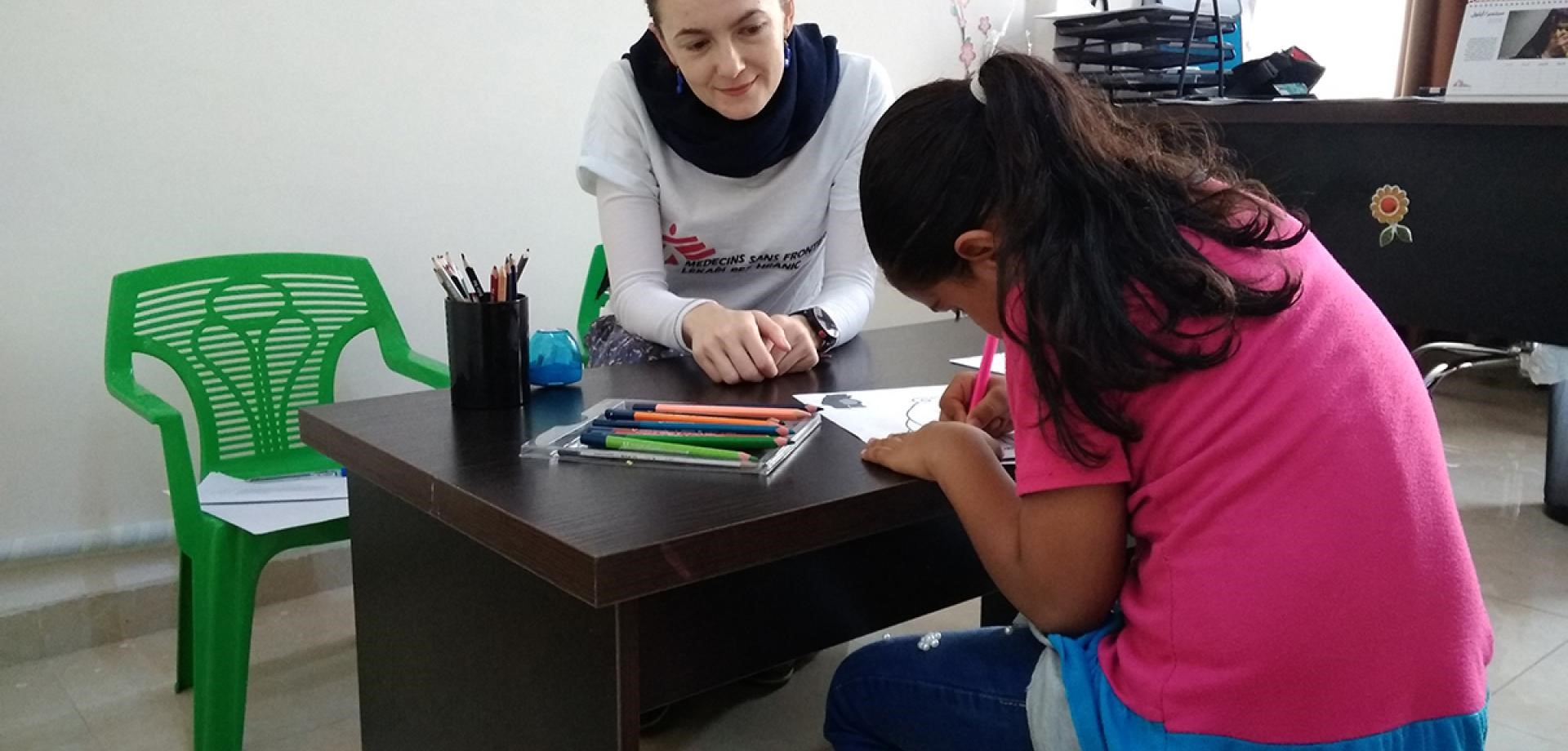 "Imagine um lugar seguro": o trabalho de uma psicóloga com crianças refugiadas "Imagine um lugar seguro": o trabalho de uma psicóloga com crianças refugiadas