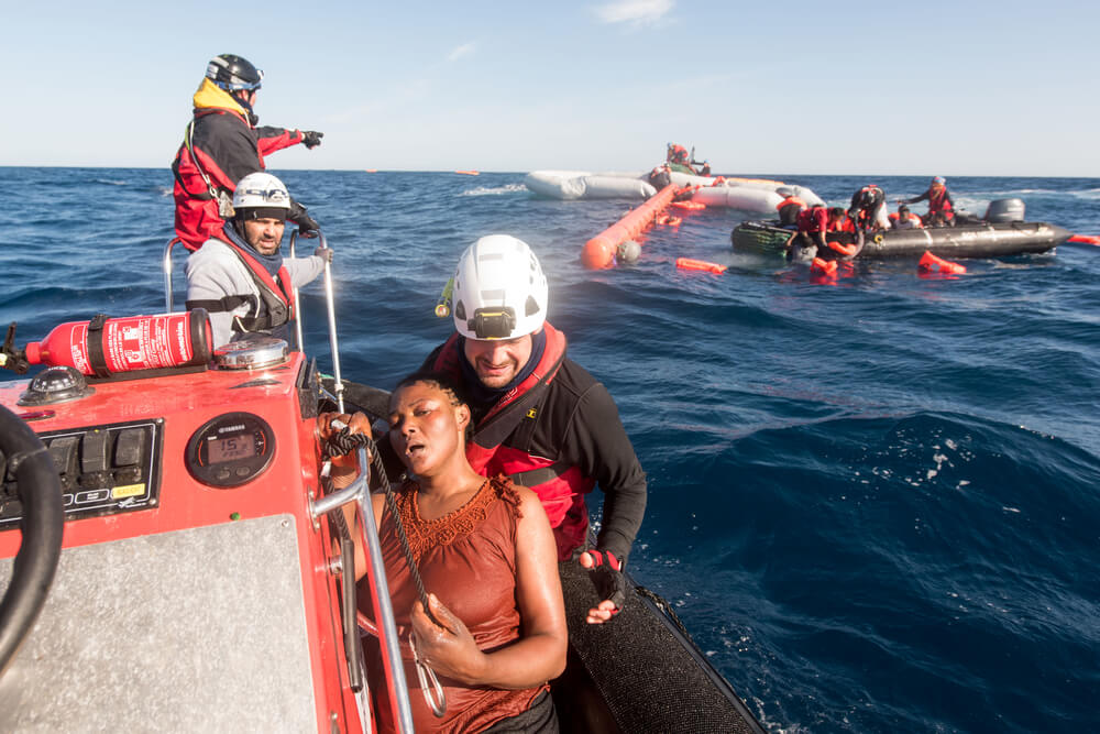 Mediterrâneo: governos europeus estão impedindo operações de busca e resgate e devolvendo pessoas à Líbia Mediterrâneo: governos europeus estão impedindo operações de busca e resgate e devolvendo pessoas à Líbia