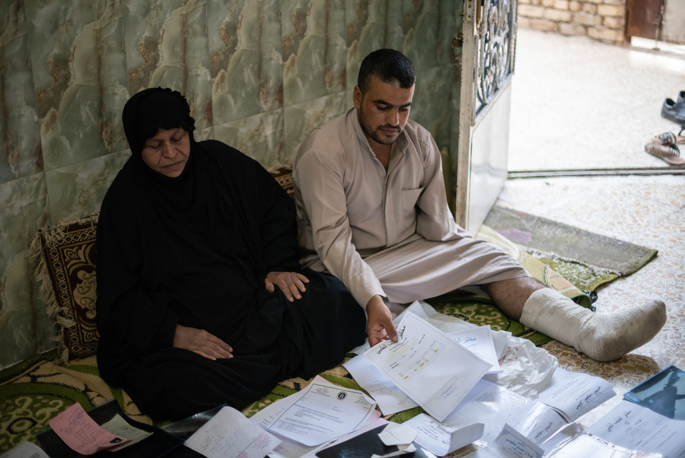 Hameeda e seu filho examinam seus arquivos médicos. Foto por: Chloe Sharrock / MSF Hameeda e seu filho examinam seus arquivos médicos. Foto por: Chloe Sharrock / MSF