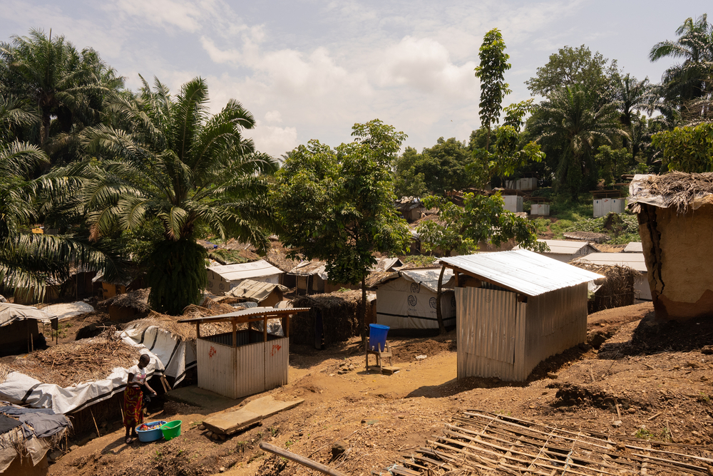 Seção do sítio de deslocados em Ugudo Zii, zona sanitária de Angumu. Foto por: Gabriele François Casini / MSF Seção do sítio de deslocados em Ugudo Zii, zona sanitária de Angumu. Foto por: Gabriele François Casini / MSF