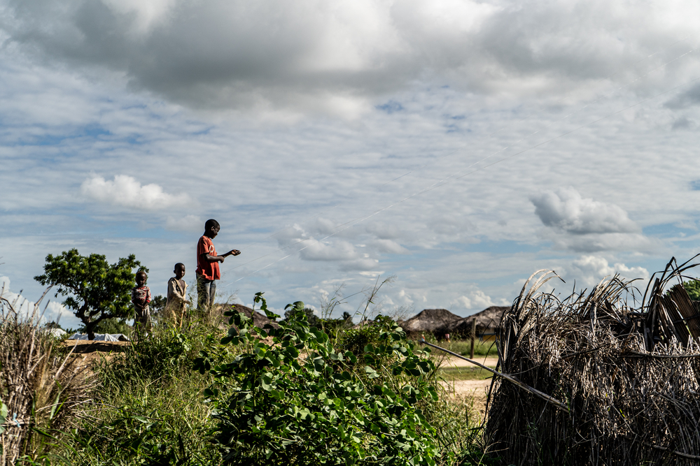 Crianças empinam pipas no acampamento 25 de Junho para deslocados internos, na província de Cabo Delgado. Moçambique, abril de 2021. © TADEU ANDRE/MSF Crianças empinam pipas no acampamento 25 de Junho para deslocados internos, na província de Cabo Delgado. Moçambique, abril de 2021. © TADEU ANDRE/MSF
