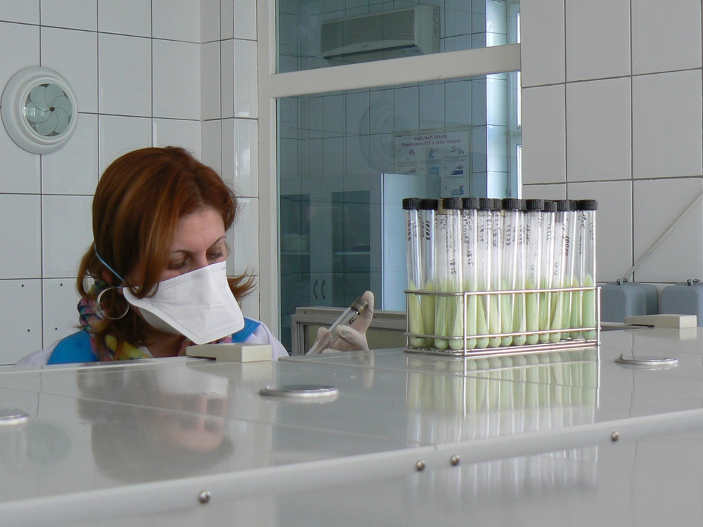 Técnica de laboratório no Laboratório Nacional de Referência em Abovyan, na Armênia. (Foto: Andrea Bussotti/MSF) Técnica de laboratório no Laboratório Nacional de Referência em Abovyan, na Armênia. (Foto: Andrea Bussotti/MSF)