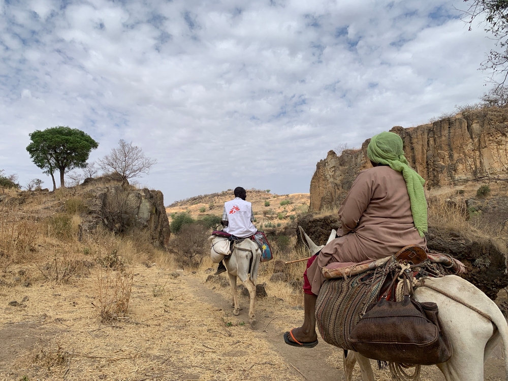 Sudão: Equipes médicas de MSF usam camelos e burros para chegar a vilarejos remotos e prestar assistência médica à população Sudão: Equipes médicas de MSF usam camelos e burros para chegar a vilarejos remotos e prestar assistência médica à população