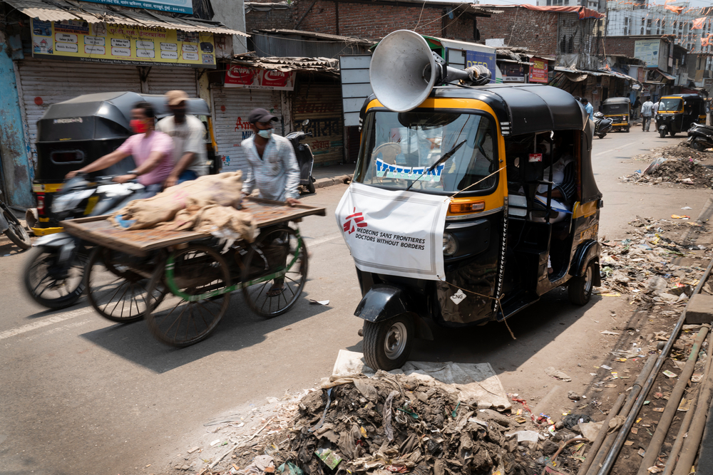 Equipe de promoção de saúde de MSF em Mumbai usando tuk tuk para gerar conscientização sobre a COVID-19 entre a população mais vulnerável que vive em assentamentos informais do distrito de M-East Ward (Premananda Hessenkamp / MSF). Equipe de promoção de saúde de MSF em Mumbai usando tuk tuk para gerar conscientização sobre a COVID-19 entre a população mais vulnerável que vive em assentamentos informais do distrito de M-East Ward (Premananda Hessenkamp / MSF).