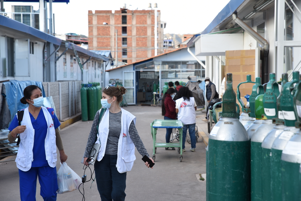 Equipes de MSF prestando atendimento a pacientes com COVID-19 no hospital Antonio Lorena, Cusco, Peru. Foto: Clément Locquet/MSF Equipes de MSF prestando atendimento a pacientes com COVID-19 no hospital Antonio Lorena, Cusco, Peru. Foto: Clément Locquet/MSF