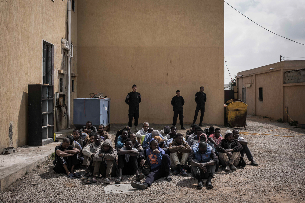 Milhares de migrantes e refugiados são detidos em violentas prisões em massa em Trípoli, Líbia Milhares de migrantes e refugiados são detidos em violentas prisões em massa em Trípoli, Líbia