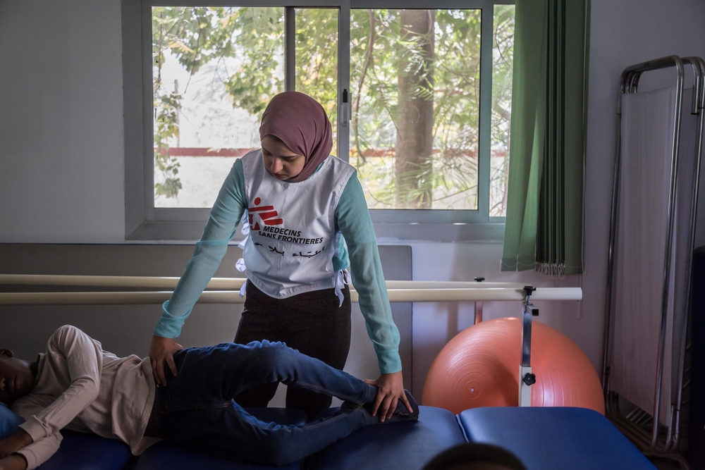 Psicólogo / fisioterapeuta / assistente social de MSF com um paciente na clínica de MSF para tratamento de vítimas de violência em Maadi, Egito. Foto por: Sima Diab Psicólogo / fisioterapeuta / assistente social de MSF com um paciente na clínica de MSF para tratamento de vítimas de violência em Maadi, Egito.