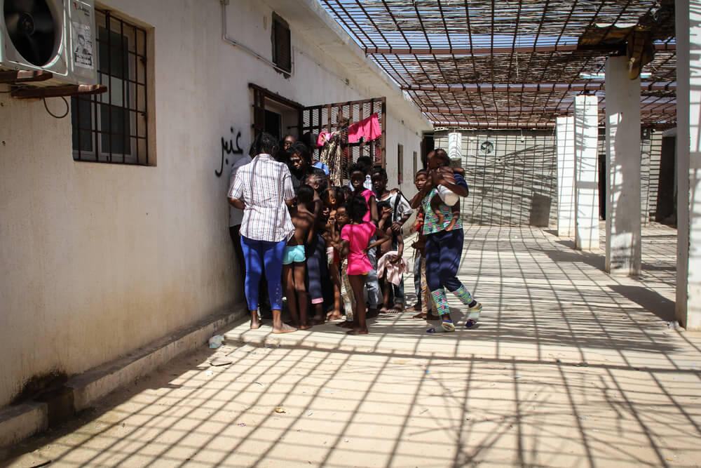 Migrantes e refugiados devolvidos à Líbia vivem em centros de detenção superlotados Migrantes e refugiados devolvidos à Líbia vivem em centros de detenção superlotados