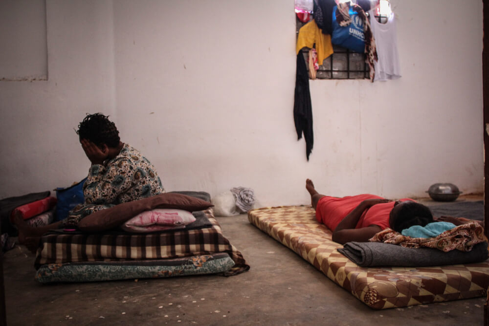 Líbia: refugiados e migrantes presos em Trípoli são feridos em tiroteio Líbia: refugiados e migrantes presos em Trípoli são feridos em tiroteio