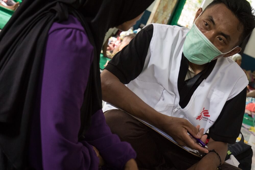 Prestando assistência médica às vítimas do tsunami Prestando assistência médica às vítimas do tsunami