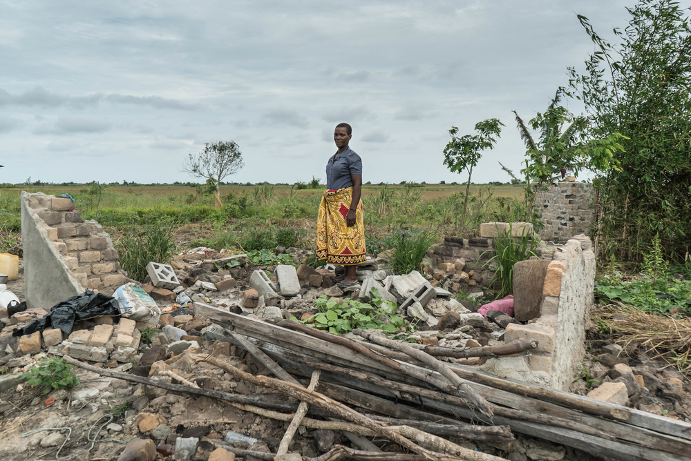 Maria Pedro, que sobreviveu ao ciclone Idai, em pé ao lado do que restou de sua casa Maria Pedro, que sobreviveu ao ciclone Idai, em pé ao lado do que restou de sua casa