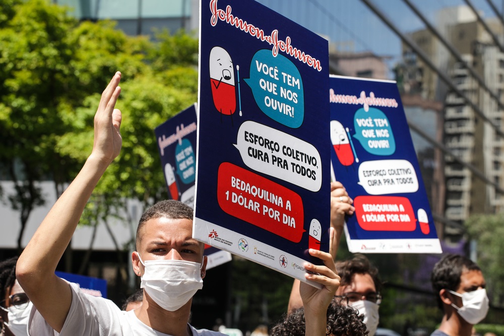 Johnson & Johnson reduz preço de medicamento contra tuberculose, mas governos precisam ampliar o acesso ao melhor tratamento Johnson & Johnson reduz preço de medicamento contra tuberculose, mas governos precisam ampliar o acesso ao melhor tratamento