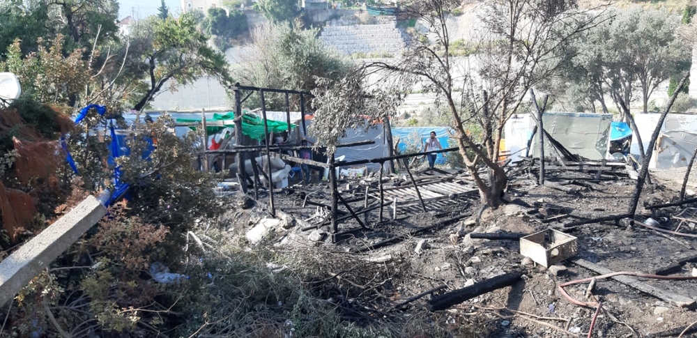 Incêndio atinge campo de refugiados de Vathy, na ilha de Samos Incêndio atinge campo de refugiados de Vathy, na ilha de Samos