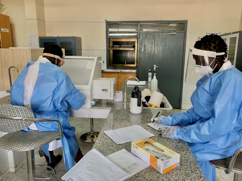 Sudão do Sul: jovens biotecnólogos desempenham papel importante na resposta à COVID-19 Sudão do Sul: jovens biotecnólogos desempenham papel importante na resposta à COVID-19