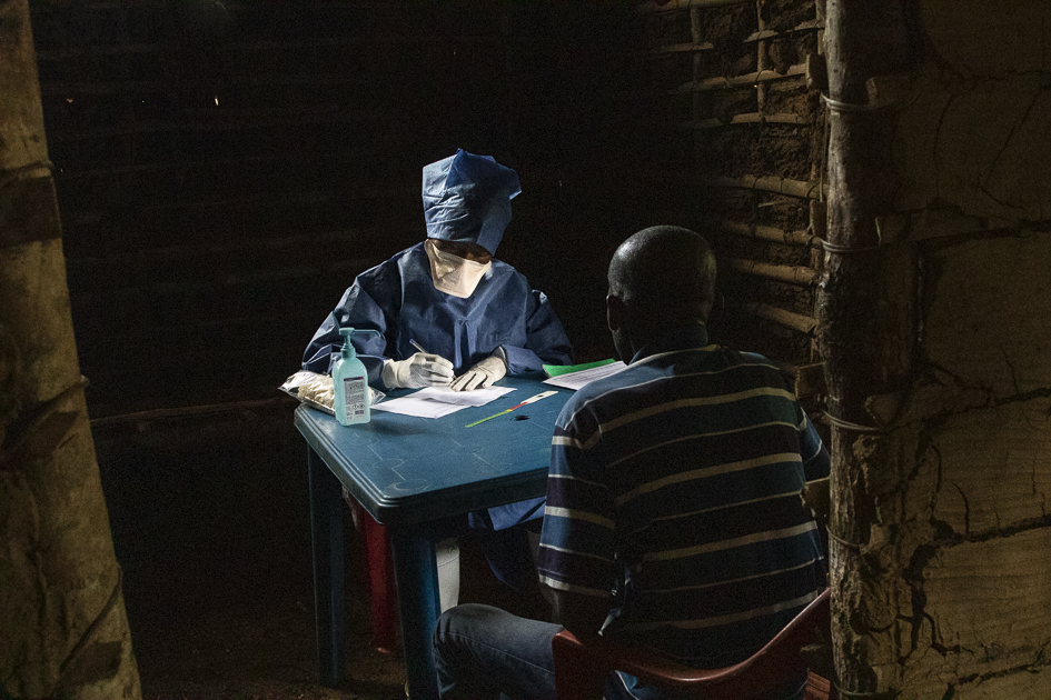 Dra. Tathy, de MSF, consulta um paciente que não é suspeito de ter Ebola em uma clínica móvel no vilarejo de Bobua, na província de Équateur. RDC, outubro de 2020. © Caroline Thirion/MSF Dra. Tathy, de MSF, consulta um paciente que não é suspeito de ter Ebola em uma clínica móvel no vilarejo de Bobua, na província de Équateur. RDC, outubro de 2020. © Caroline Thirion/MSF