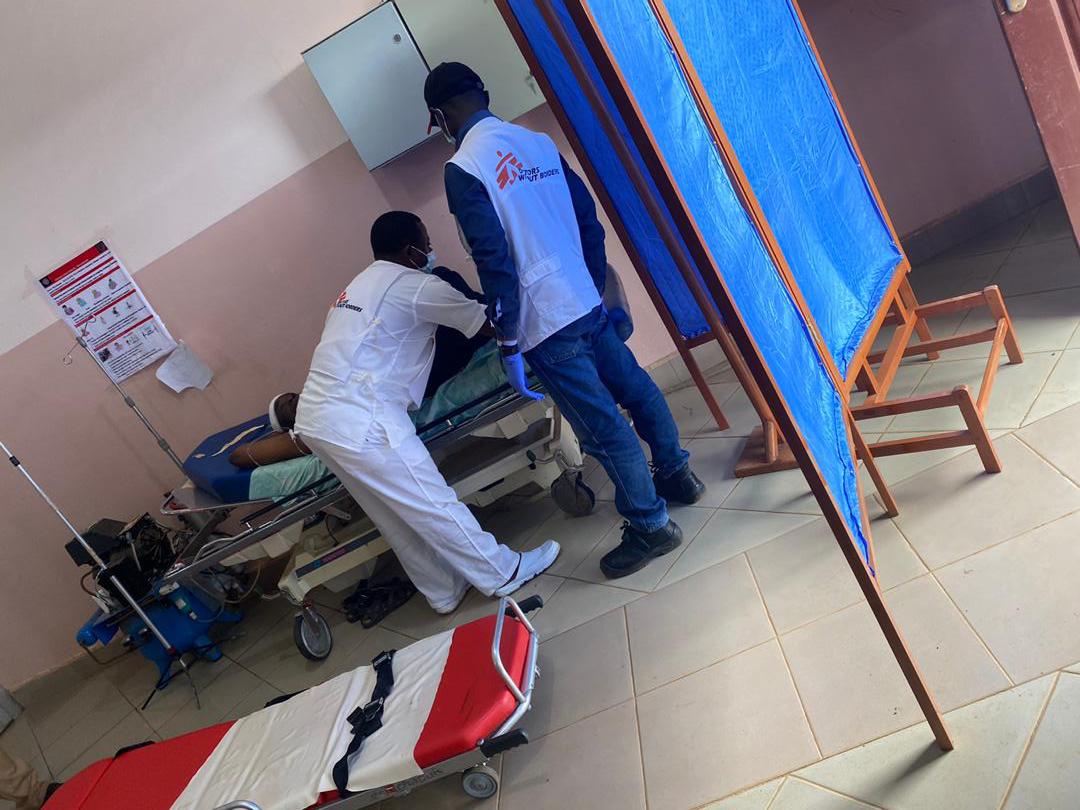 MSF trata crianças feridas após ataque em escola no sudoeste de Camarões MSF trata crianças feridas após ataque em escola no sudoeste de Camarões