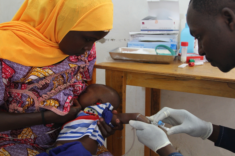 Níger: vacina inovadora contra rotavírus pode prevenir diarreia em crianças Profissional no laboratório de testes de Maradi, no Níger (Foto: Séverine Bonnet / MSF)