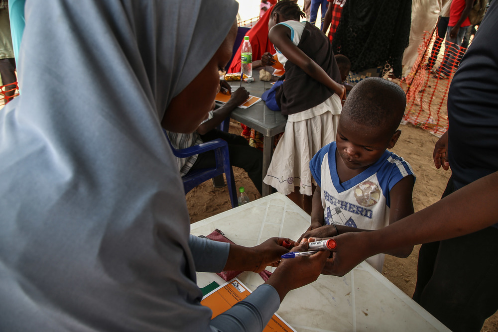 Campanha de vacinação em Yobe, na Nigéria. Nigéria: país enfrenta falta de tratamento e diagnósticos para meningite C