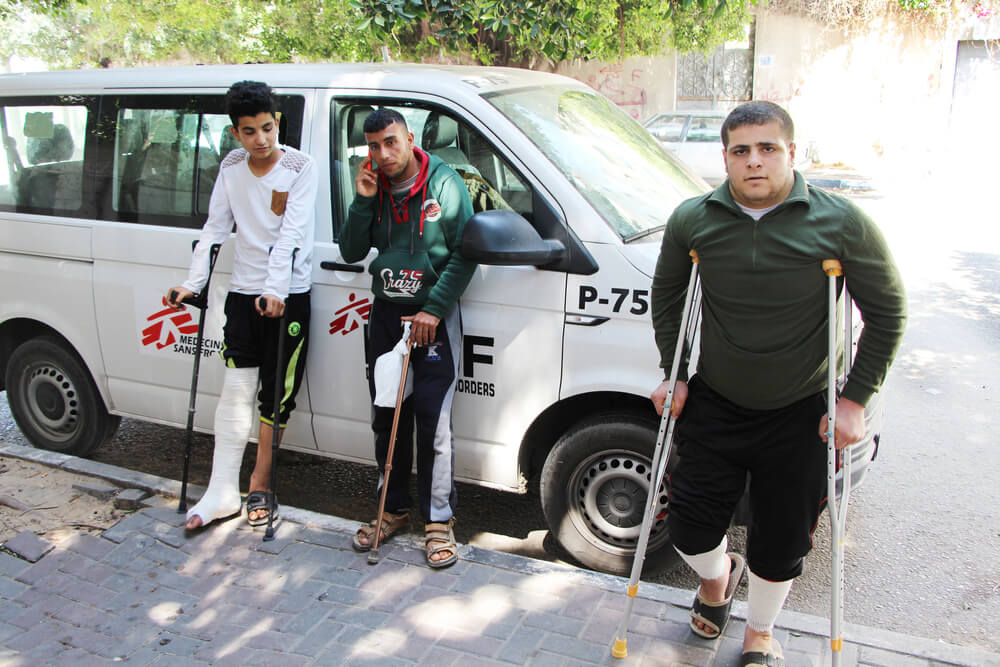 Equipes de MSF tratam graves e devastadoras feridas à bala em Gaza Equipes de MSF tratam graves e devastadoras feridas à bala em Gaza
