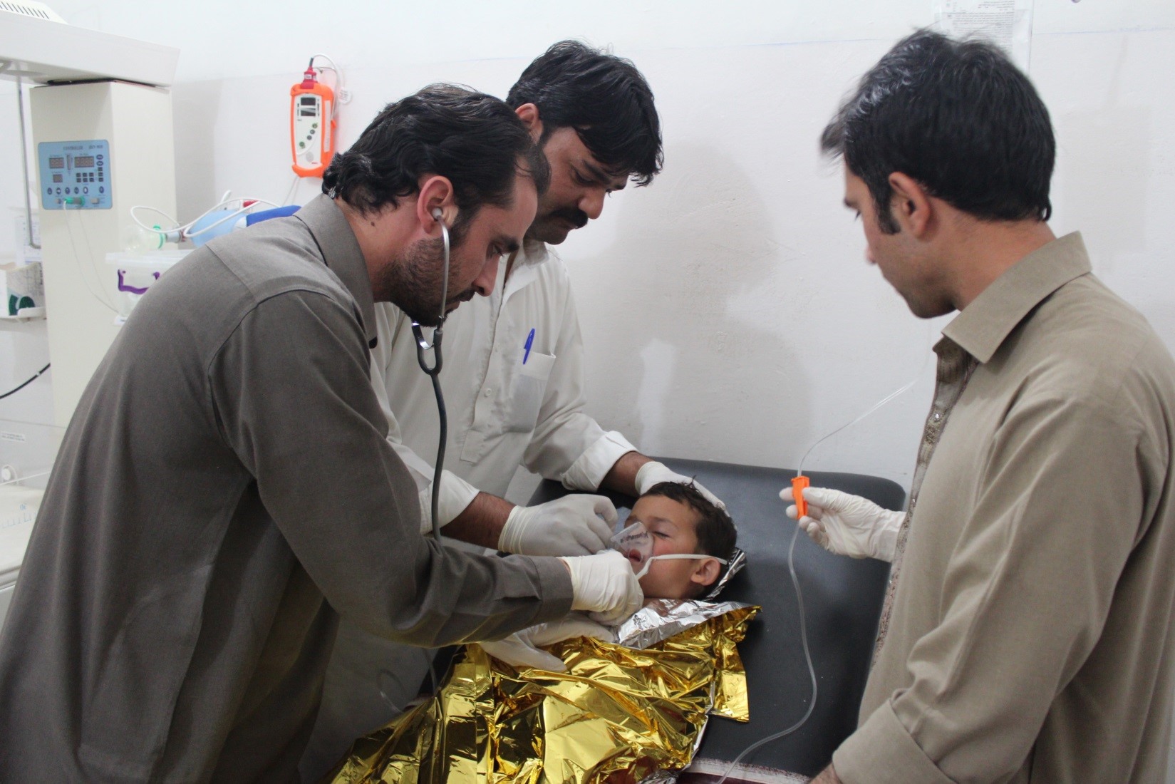 Criança recebe cuidados de emergência no hospital de Sadda Tehsil, em Kurram Paquistão: autoridades pedem a saída de MSF do distrito de Kurram