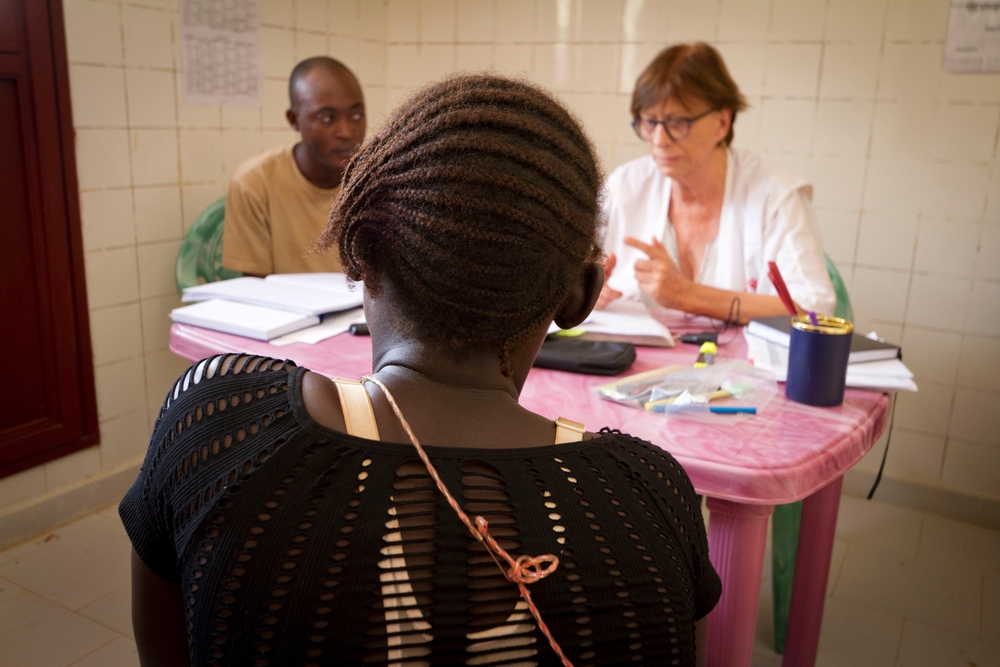 Profissionais de MSF com paciente em Bangui, em 2015. Em Bangui, abortos inseguros se tornaram uma emergência