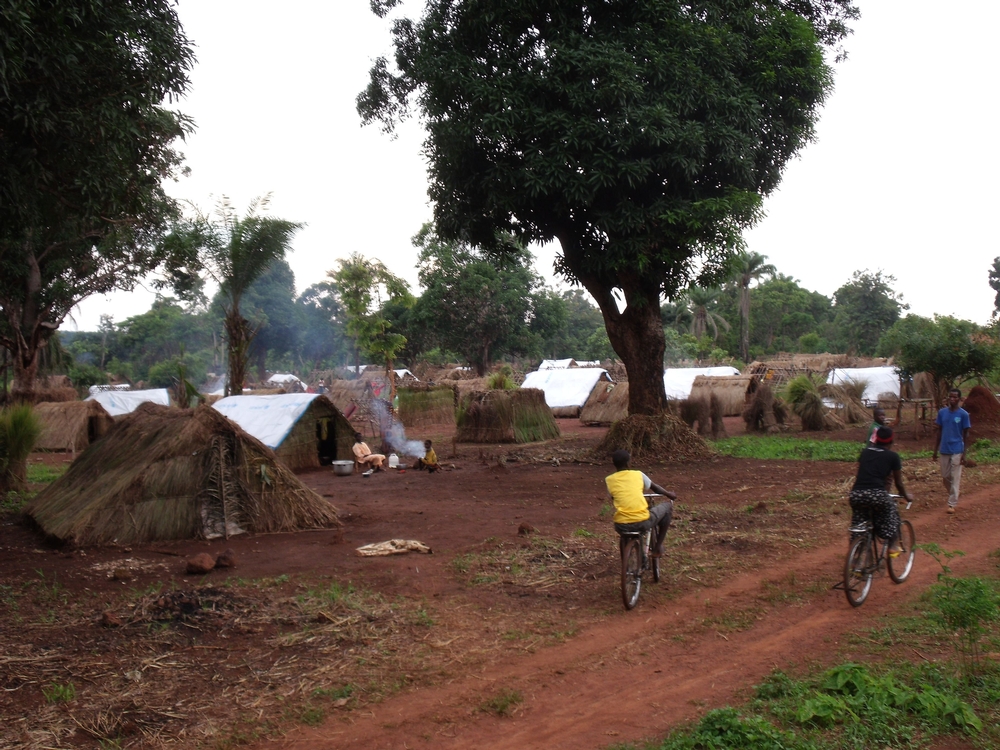 Campo de deslocados internos em Zemio, onde MSF oferece cuidados médicos Bairro próximo à base de MSF foi atacado; milhares de famílias estão deslocadas e sem garantia de água ou alimento