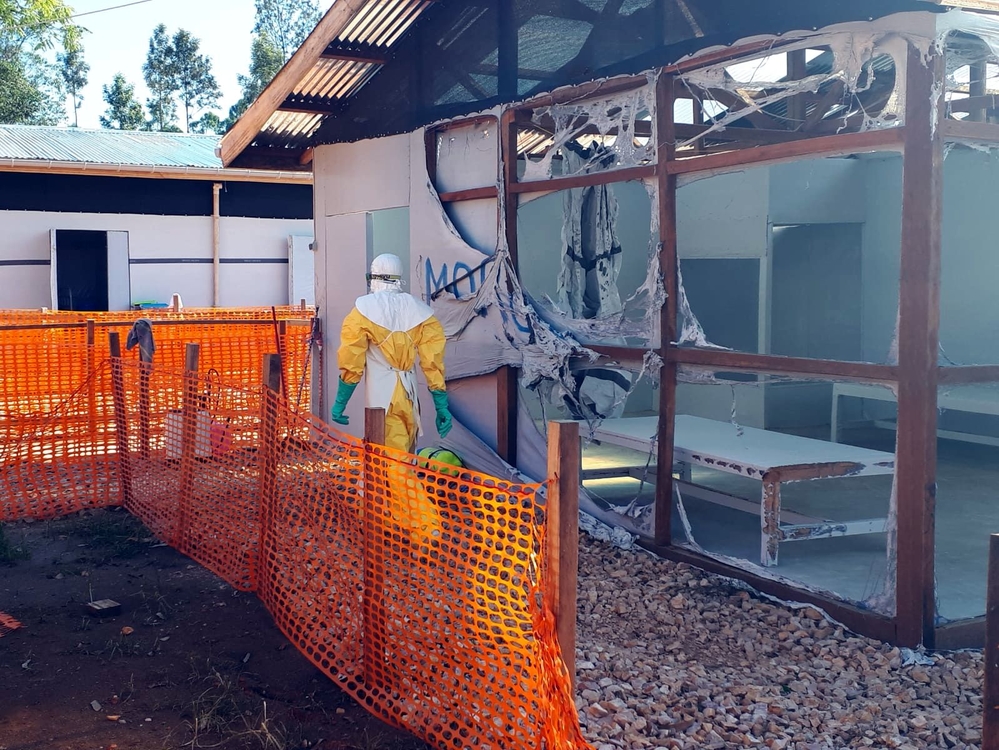 Centro de Ebola de Médicos Sem Fronteira é desativado após ataque violento Centro de Ebola de Médicos Sem Fronteira é desativado após ataque violento