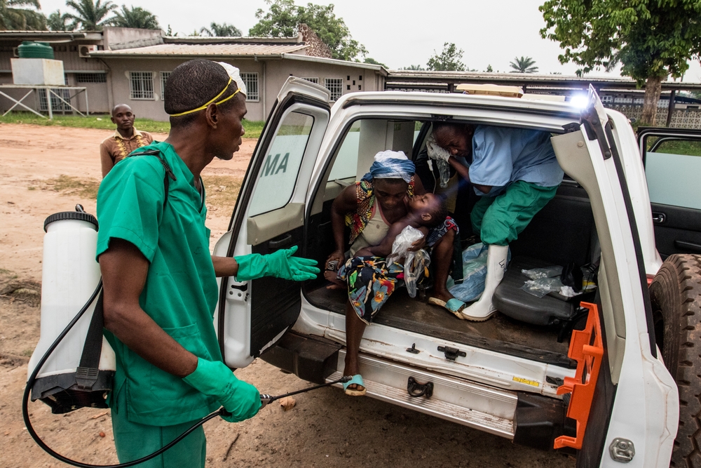 Profissionais e paciente de MSF durante surto de cólera que atingiu o país em 2016. RDC: MSF responde a surto de cólera em Kivu do Sul