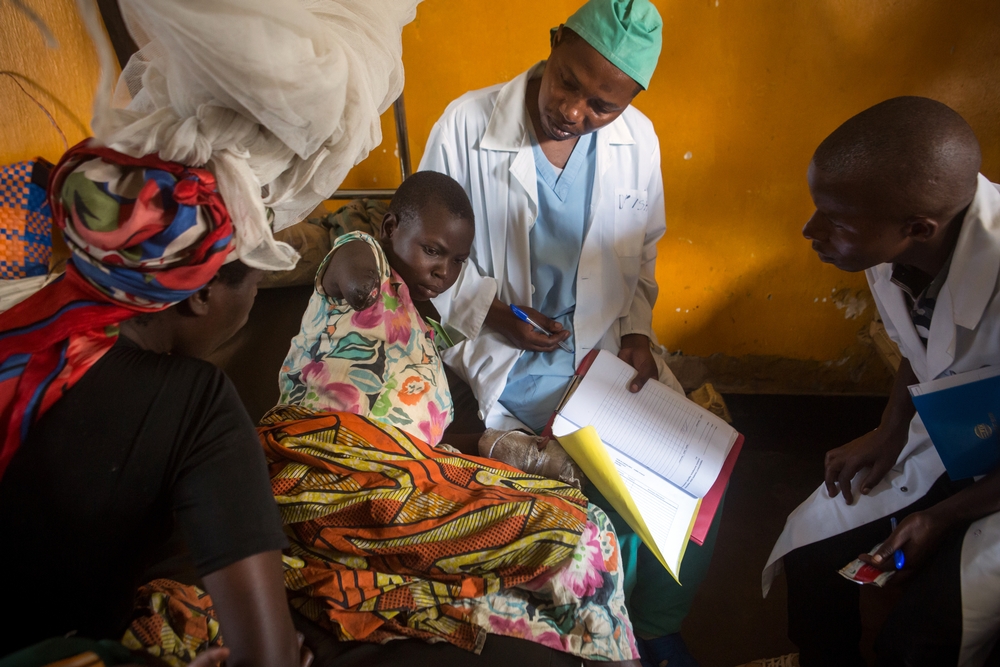 Profissionais de MSF com paciente no Kivu do Norte, República Democrática do Congo. República Democrática do Congo: “Acontece uma emergência diferente a cada dia”