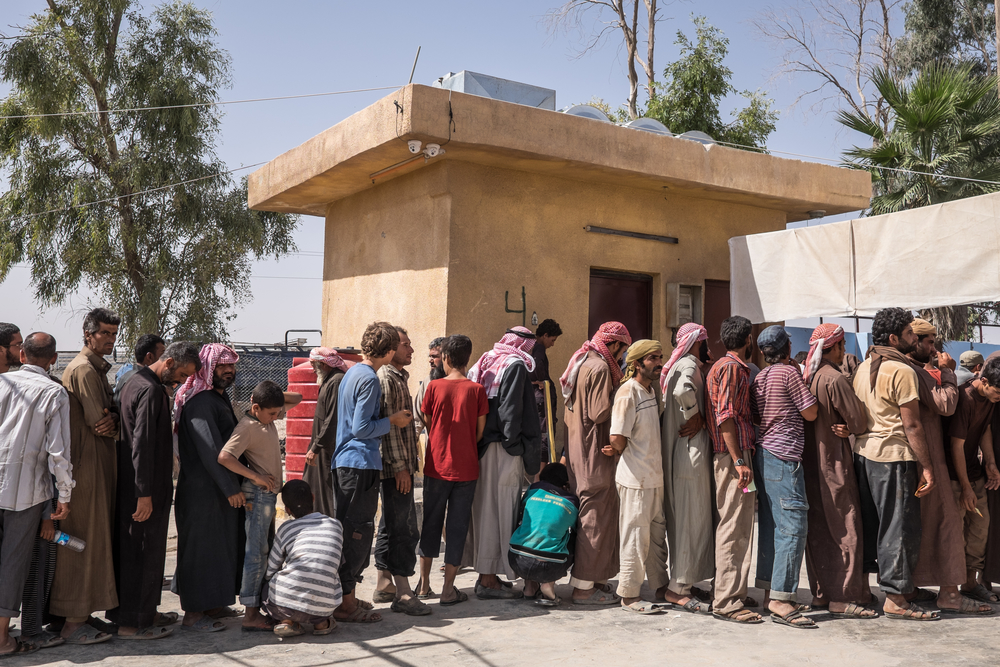 Síria: "Na batalha por Raqqa, ninguém pensou nos civis que estavam na cidade" Fila para a documentação de saída do acampamento de deslocados de Ayn Issa.