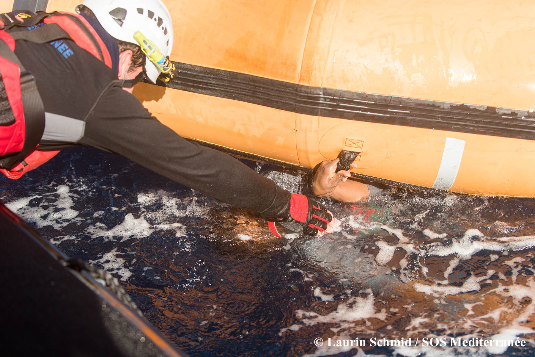 99 sobreviventes foram resgatados de naufrágio no Mediterrâneo 99 sobreviventes foram resgatados de naufrágio no Mediterrâneo