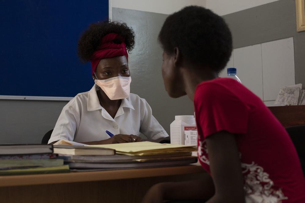 Uma consulta com uma pessoa com HIV em 9 de abril, o primeiro dia da reabertura total do programa de HIV de MSF no centro de saúde de Munhava após o ciclone Idai ter atingido Beira. © Pablo Garrigos/MSF Uma consulta com uma pessoa com HIV em 9 de abril, o primeiro dia da reabertura total do programa de HIV de MSF no centro de saúde de Munhava após o ciclone Idai ter atingido Beira. © Pablo Garrigos/MSF