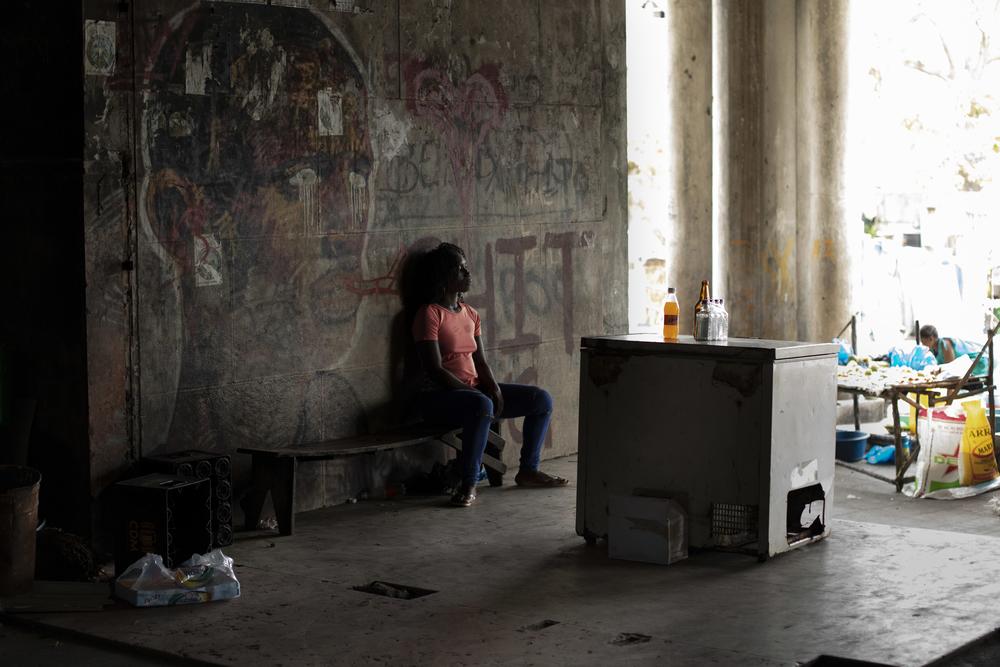 A entrada do Grande Hotel em Beira, um antigo hotel de luxo que se tornou a maior comunidade de favelas de Beira, lar de alguns dos pacientes de MSF vivendo com HIV, e um local chave para a equipe de MSF fornecer educação em saúde © Pablo Garrigos/MSF A entrada do Grande Hotel em Beira, um antigo hotel de luxo que se tornou a maior comunidade de favelas de Beira, lar de alguns dos pacientes de MSF vivendo com HIV, e um local chave para a equipe de MSF fornecer educação em saúde © Pablo Garrigos/MSF