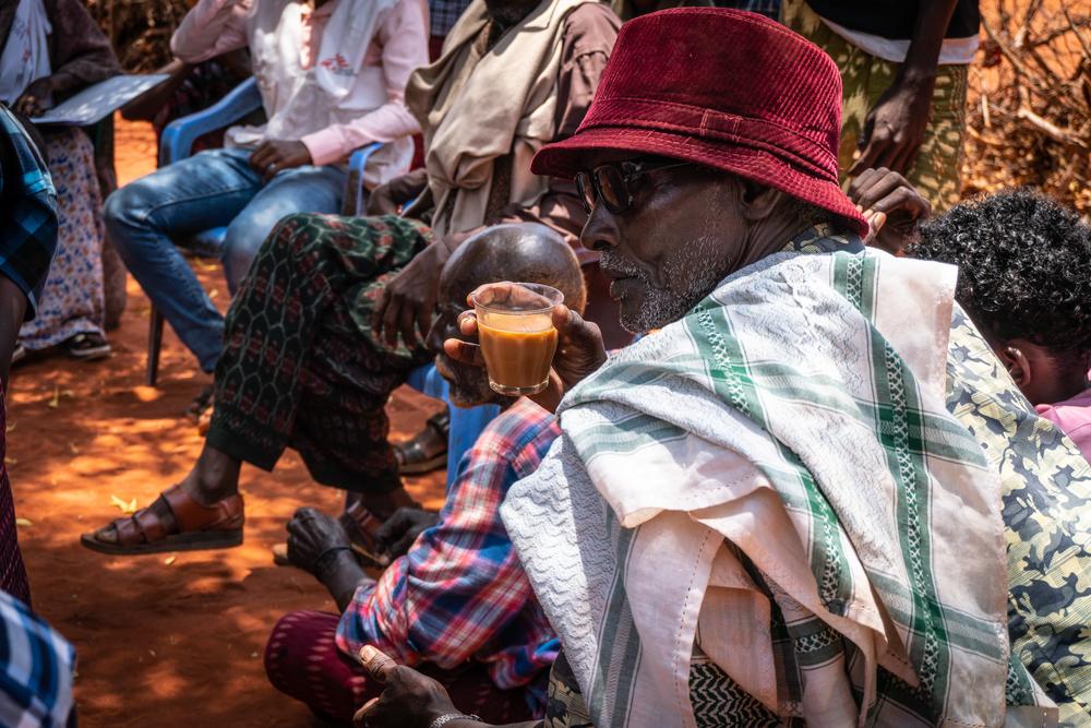 Chá preto com leite de camelo é o centro de qualquer reunião social somali. Foto: Susanne Doettling/MSF