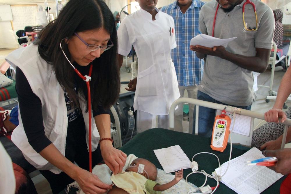 A Dra. Joanne Liu examina um bebê durante a ronda diária no centro de alimentação de Gwange. Maiduguri, Nigéria, fevereiro de 2017 (Foto: Malik Samuel/MSF) A Dra. Joanne Liu examina um bebê durante a ronda diária no centro de alimentação de Gwange. Maiduguri, Nigéria, fevereiro de 2017 (Foto: Malik Samuel/MSF)