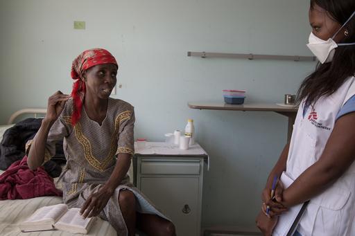 Nova esperança para pessoas com tuberculose MSF destaca a relevância do uso dos dois novos medicamentos para o tratamento das cepas resistentes a medicamentos da doença na Suazilândia “Eu estou curada. Nem minhas pernas me incomodam mais. Agora, posso andar perfeitamente. Ando pelo hospital, saio p