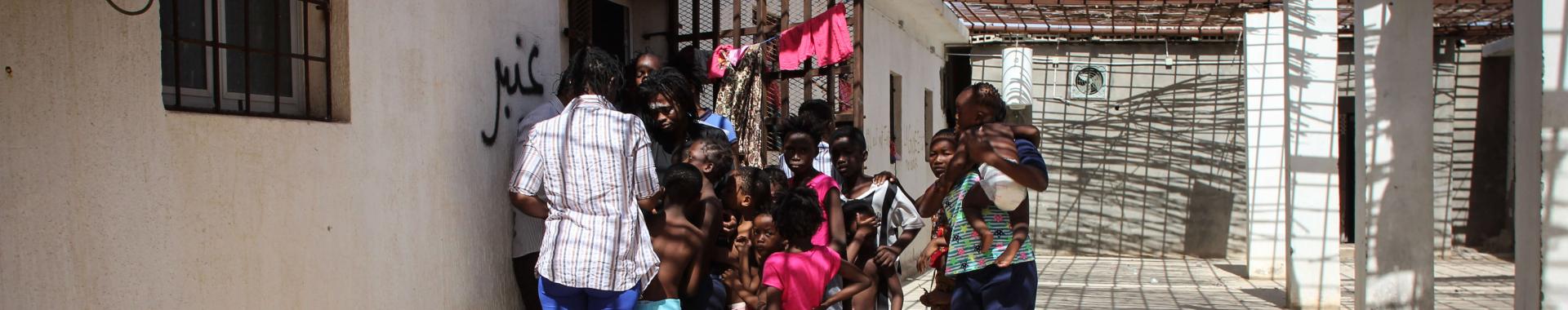 Migrantes vivem em centros de detenção superlotados